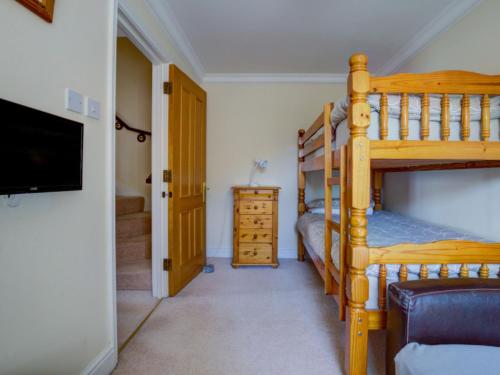 トーキーにあるHoliday Home Riviera by Interhomeのベッドルーム1室(二段ベッド2台、薄型テレビ付)が備わります。