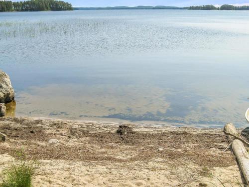 Vue d'une étendue d'eau avec des arbres en arrière-plan dans l'établissement Holiday Home Kolin mesikämmen by Interhome, à Kolinkylä