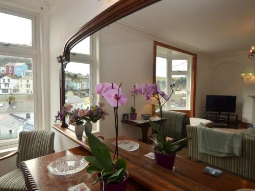 ダートマスにあるHoliday Home Villam by Interhomeのダイニングルーム(紫の花のテーブル付)