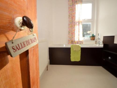 ダートマスにあるHoliday Home Villam by Interhomeのバスルーム(ドアの看板付)