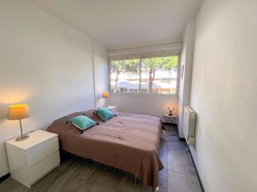 une chambre avec un lit et une fenêtre dans l'établissement Apartment Antinéa-3 by Interhome, à La Grande Motte