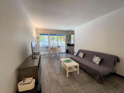 een woonkamer met een bank en een tafel bij Apartment Antinéa-3 by Interhome in La Grande-Motte