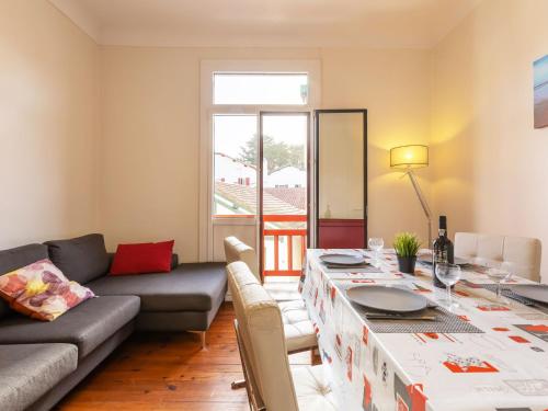 un soggiorno con tavolo e divano di Apartment Andree Baita by Interhome a Saint-Jean-de-Luz