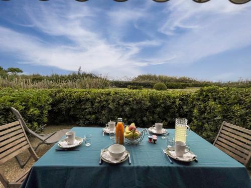 - une table bleue avec un bol de fruits dans l'établissement Studio Les Terrasses de la Mer-17 by Interhome, à La Grande Motte