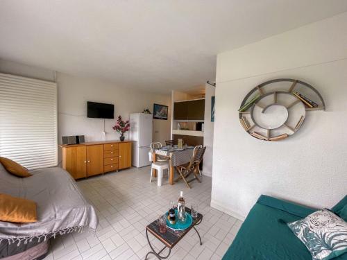 un salon avec un canapé et une table dans l'établissement Studio Les Terrasses de la Mer-17 by Interhome, à La Grande Motte