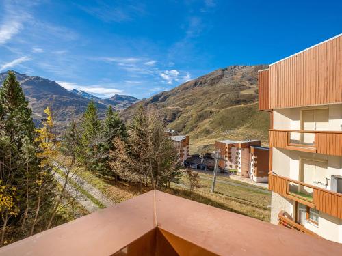 - une vue depuis le toit d'un bâtiment avec des montagnes en arrière-plan dans l'établissement Apartment Boedette 112 by Interhome, aux Menuires