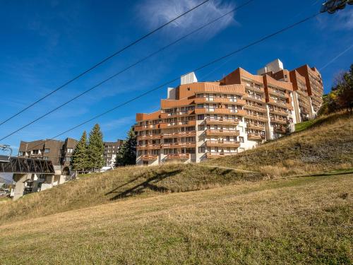 un grand bâtiment au sommet d'une colline dans l'établissement Apartment Boedette 112 by Interhome, aux Menuires