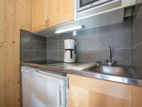 Il comprend une petite cuisine équipée d'un évier et d'un lave-vaisselle. dans l'établissement Apartment Boedette 112 by Interhome, aux Menuires