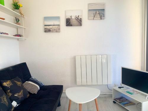 un salon avec un canapé et une table dans l'établissement Apartment Jean Bart I by Interhome, au Cap d'Agde