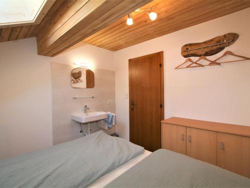 Postel nebo postele na pokoji v ubytování Apartment Unterflöber-3 by Interhome