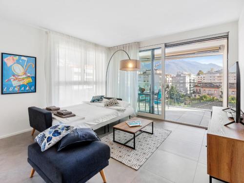 uma sala de estar com um sofá e uma mesa em Apartment LocTowers A4-4-3 by Interhome em Locarno