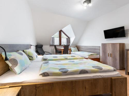 Postel nebo postele na pokoji v ubytování Studio Harrachov 611-2 by Interhome