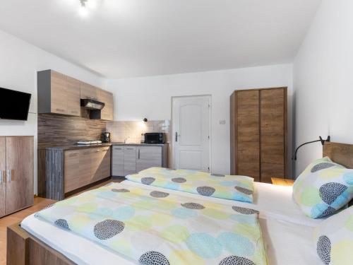 Posteľ alebo postele v izbe v ubytovaní Studio Harrachov 611-2 by Interhome