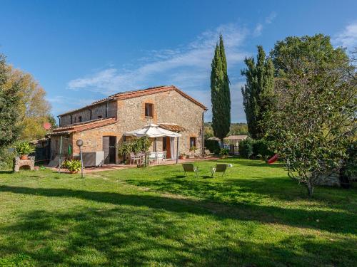 una casa con un patio con sillas en el césped en Holiday Home Pepi by Interhome, en Gabellino