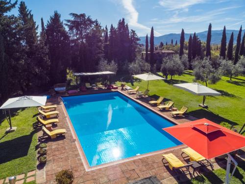 un'immagine di una piscina con ombrelloni di Villa La Torre by Interhome a Figline Valdarno