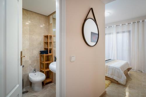 マニルバにあるBeach Apartment Marina Duquesaのバスルーム(洗面台、壁掛け鏡付)