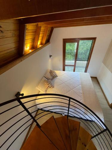 a bedroom with a large bed and a window at VILLA ITÁLIA CHALÉ in Santo Antônio do Pinhal