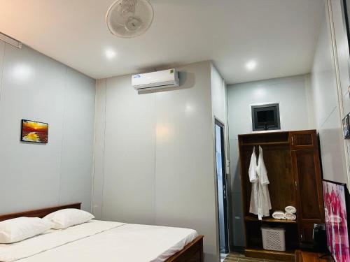 1 dormitorio con 1 cama y ventilador de techo en SuMin Homestay, en Phu Quoc