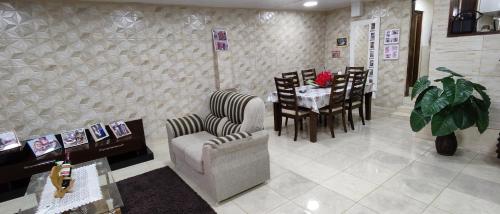 uma sala de jantar com mesa e cadeiras e uma sala de jantar em FAGO em Artigas