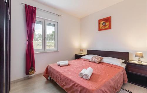 een slaapkamer met een bed met twee handdoeken erop bij Gorgeous Home In Barban With Kitchen in Barban