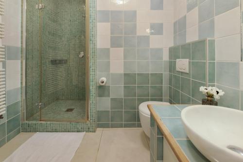 La salle de bains est pourvue d'une douche, d'un lavabo et de toilettes. dans l'établissement Palais Miramar - Suite Blue Room - Vue Mer -Croisette Emplacement Unique - 20M Plage - WIFI - Clim, à Cannes