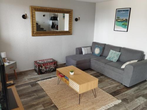 un salon avec un canapé et une table dans l'établissement Appartement T2 Porticcio Vue sur Mer, à Porticcio