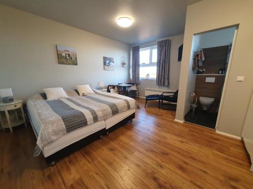 מיטה או מיטות בחדר ב-Skálatjörn Guesthouse