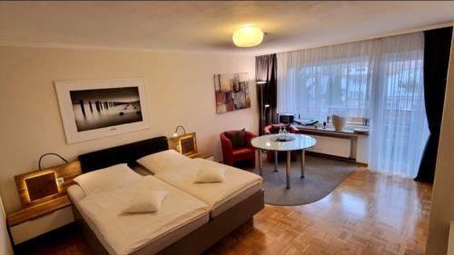 een slaapkamer met een bed en een tafel in een kamer bij Haus - Bonsai Bonsai Apartments I in Bad Pyrmont