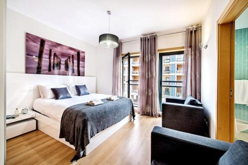 Ένα ή περισσότερα κρεβάτια σε δωμάτιο στο A Gaivota Ria Formosa Waterfront Lux Apart With Pool, Olhão, Algarve