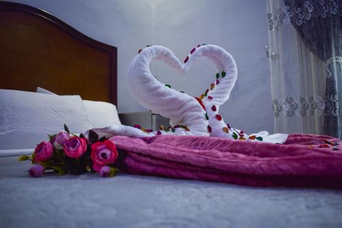 Uma cama ou camas num quarto em Crown Hotel