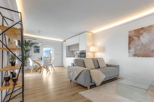 salon z szarą kanapą i kuchnią w obiekcie Pámpano Ocean View w Puerto de la Cruz