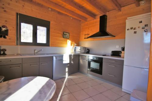 Køkken eller tekøkken på Les Silènes pyrènes 2000 Meublé touristique 4 Etoiles