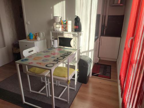 un tavolo e una sedia in una piccola stanza di Studio pour Déplacements Professionnels- étudiant a Nevers