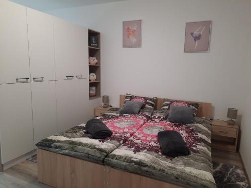 Un dormitorio con una cama grande con almohadas. en Apartman Ines, en Velika Gorica