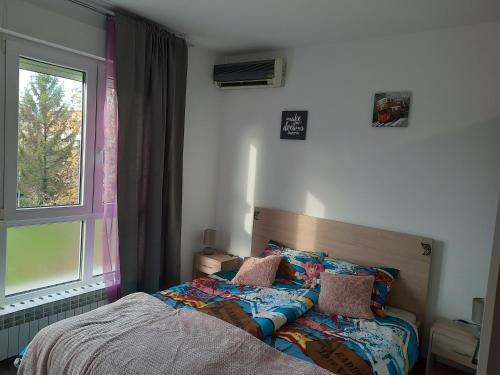 a bedroom with a bed and a window at Apartman Ines in Velika Gorica