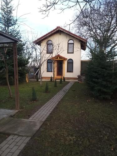 ブラショヴにあるTINY CABINの小さな白い家とそこへ続く小道