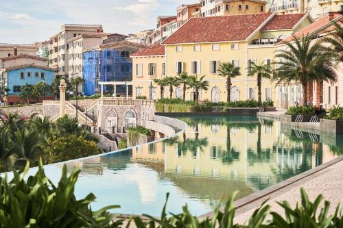 富国Times Corner Sorrento Hotel - Complimentary Sunset Town Tour 4pm to 5pm everyday的一座有建筑物的城市中的一条河流的景色