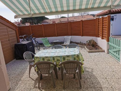 Patio alebo iná vonkajšia časť ubytovania Le Cosy d'Eden