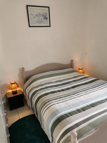 une chambre avec un lit avec deux lampes dessus dans l'établissement Le Cosy d'Eden, à Saint-Jean-de-Monts