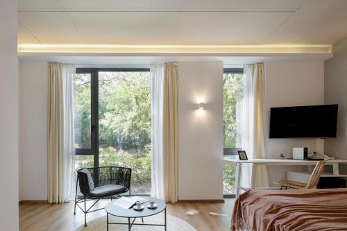 um quarto com uma cama e uma grande janela em Umani Hotel - Free Beach - Free Parking em Golden Sands