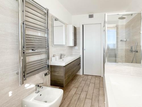 Baño blanco con lavabo y aseo en THE VIEW!!! by Design Studio, en Perledo