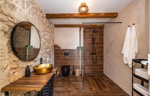 Donje Raštaneにある3 Bedroom Stunning Home In Gornje Rastaneのバスルーム(シンク、シャワー付)