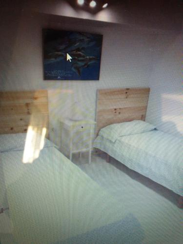 een slaapkamer met 2 bedden en een glazen tafel bij APARTAMENTO EN PRIMERA LINEA DE MAR in Tossa de Mar