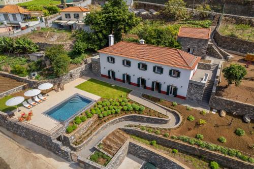 - une vue aérienne sur une maison avec une piscine dans l'établissement Solar dos Reis by An Island Apart, à Ribeira Brava