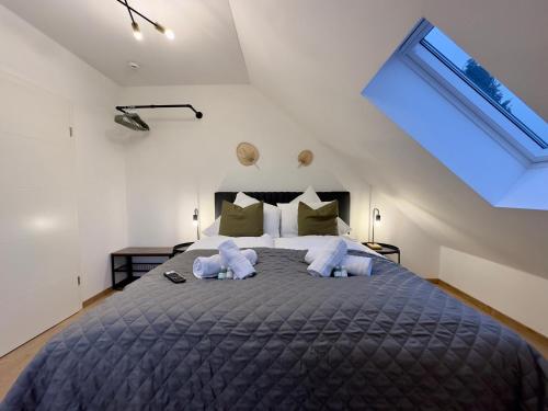 Un dormitorio con una cama grande con dos animales de peluche. en Moderne Wohnung mit Küche & Parkplatz Ausblick auf den bayerischen Wald 