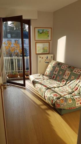 een slaapkamer met een bed en een balkon bij Logement dans le cœur historique de Mons in Bergen