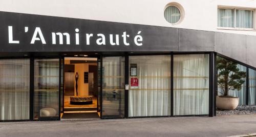 un magasin à l'avant d'un bâtiment avec portes en verre dans l'établissement L'Amirauté Brest, à Brest