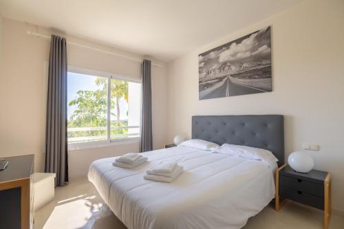 エステポナにある2237-Modern apt with private beachのベッドルーム1室(大きなベッド1台、大きな窓付)
