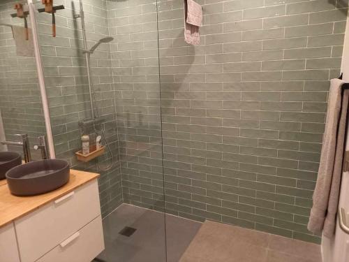 ein Badezimmer mit einer Glasdusche mit Waschbecken in der Unterkunft Fabulous Terrace Cascais - Checkinhome in Cascais