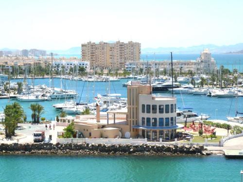 vistas a un puerto deportivo con barcos en el agua en Los Miradores, La Manga del Mar Menor, en Murcia